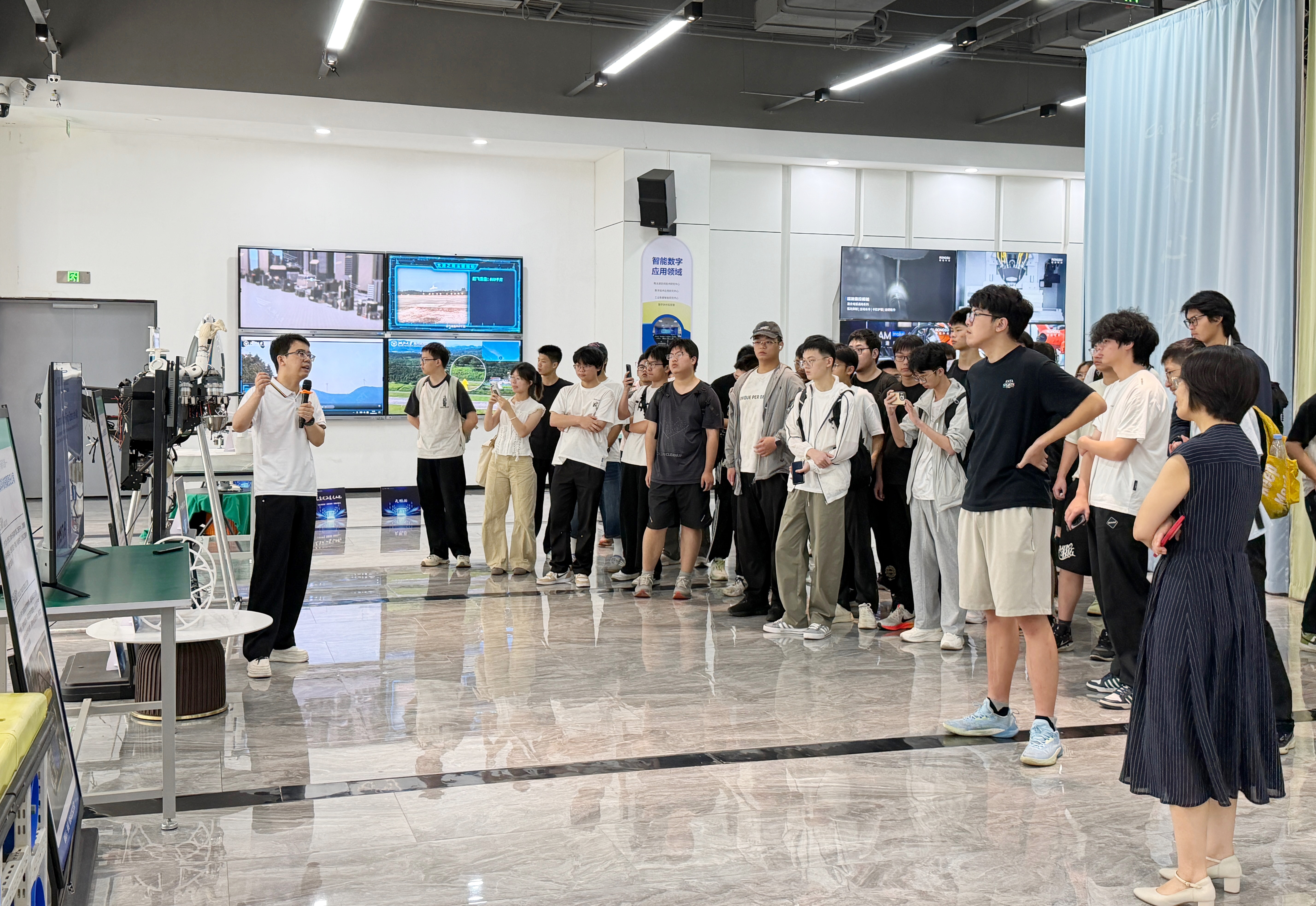 许超院长赴湖州师范大学安定书院开展AI主题讲座